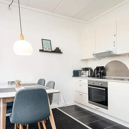 5 Person In Romo-by Traum *